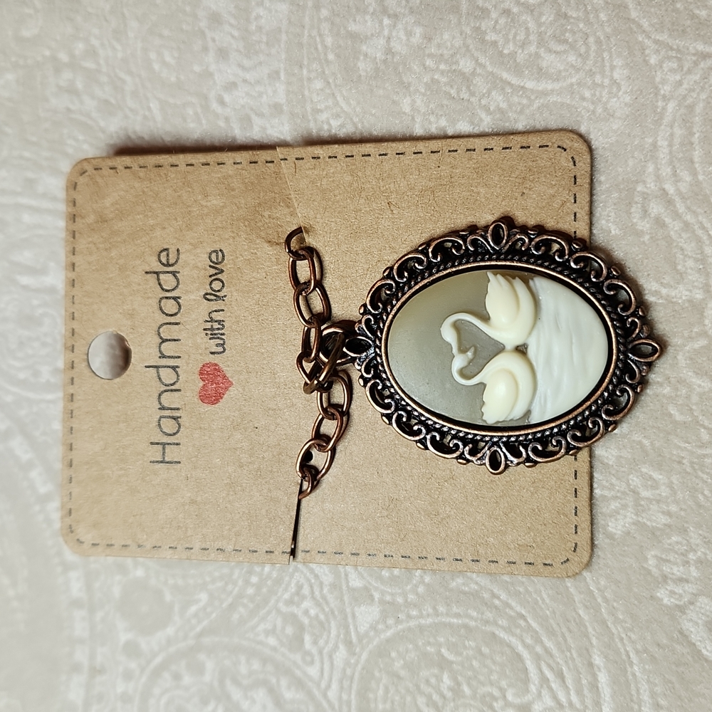 HANDMADE Romantic swans cameo w antique copper toned setting and chain, NWT